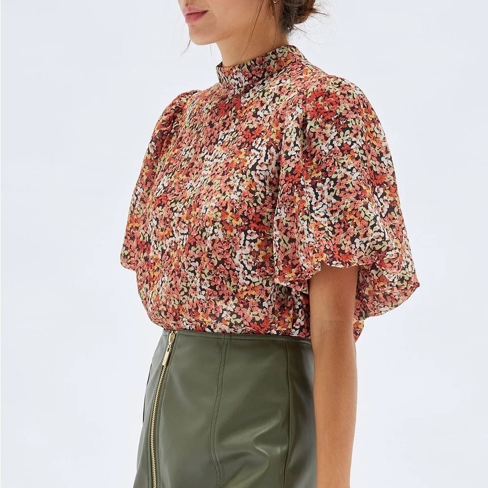 NWT Minkpink Gabae High Neck Floral Blouse in Red Multi Size Small‎
